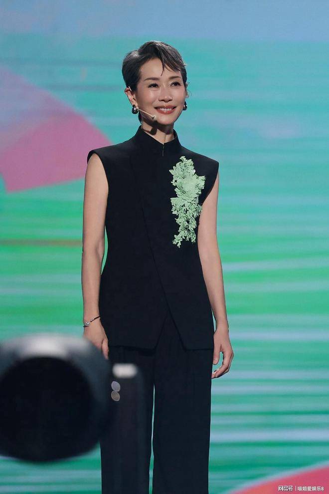 叶童出席青年电影展，红裙魅惑全场，裸背肌肉线条极为迷人