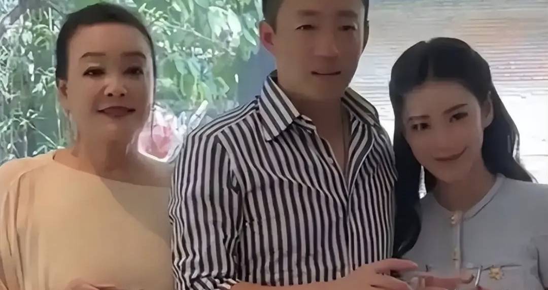 具俊晔S妈联手“作妖”意欲何为？汪小菲不回应，小杨动态揭秘