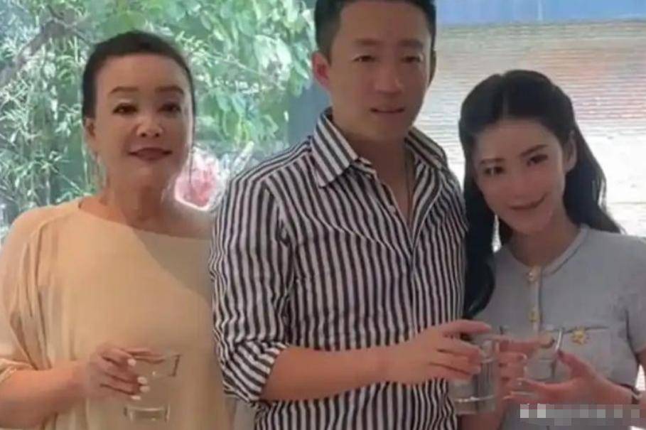 具俊晔S妈联手告汪小菲不到两天，小杨阿姨发动态，马筱梅太聪明