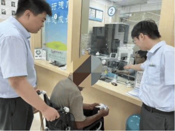 农行德州分行营业部：轮椅上的夏日暖意