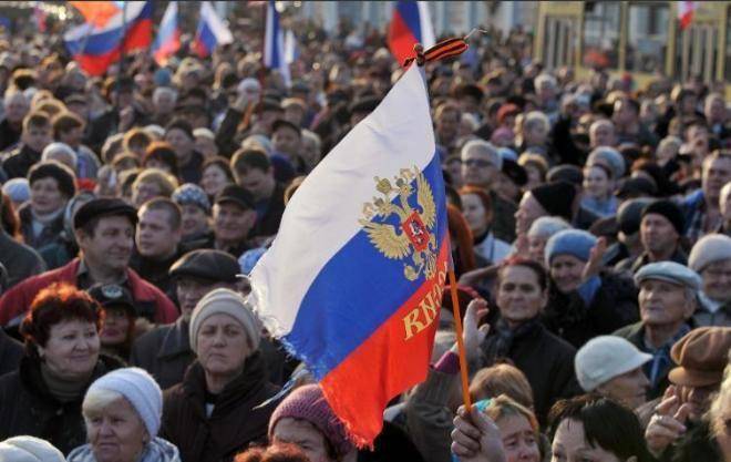 俄罗斯改变战术了，号召乌克兰各州举行公投，决定是否加入俄罗斯。不得不说，这一招真的太狠了，而且俄罗斯绝不是说说而已，已经对乌克兰各州实施渗透。 俄罗斯的公投战术早已在克里米亚验证过威力，2014年，这座黑海明珠以95.5%的支持率“回归”俄罗斯，成为现代地缘政治史上最经典的“颜色革命”...