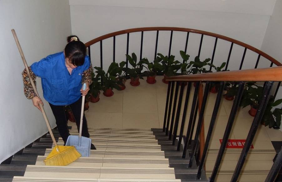 16年,上海保姆被骗到美国成女奴,被迫学狗爬行,受到非人待遇