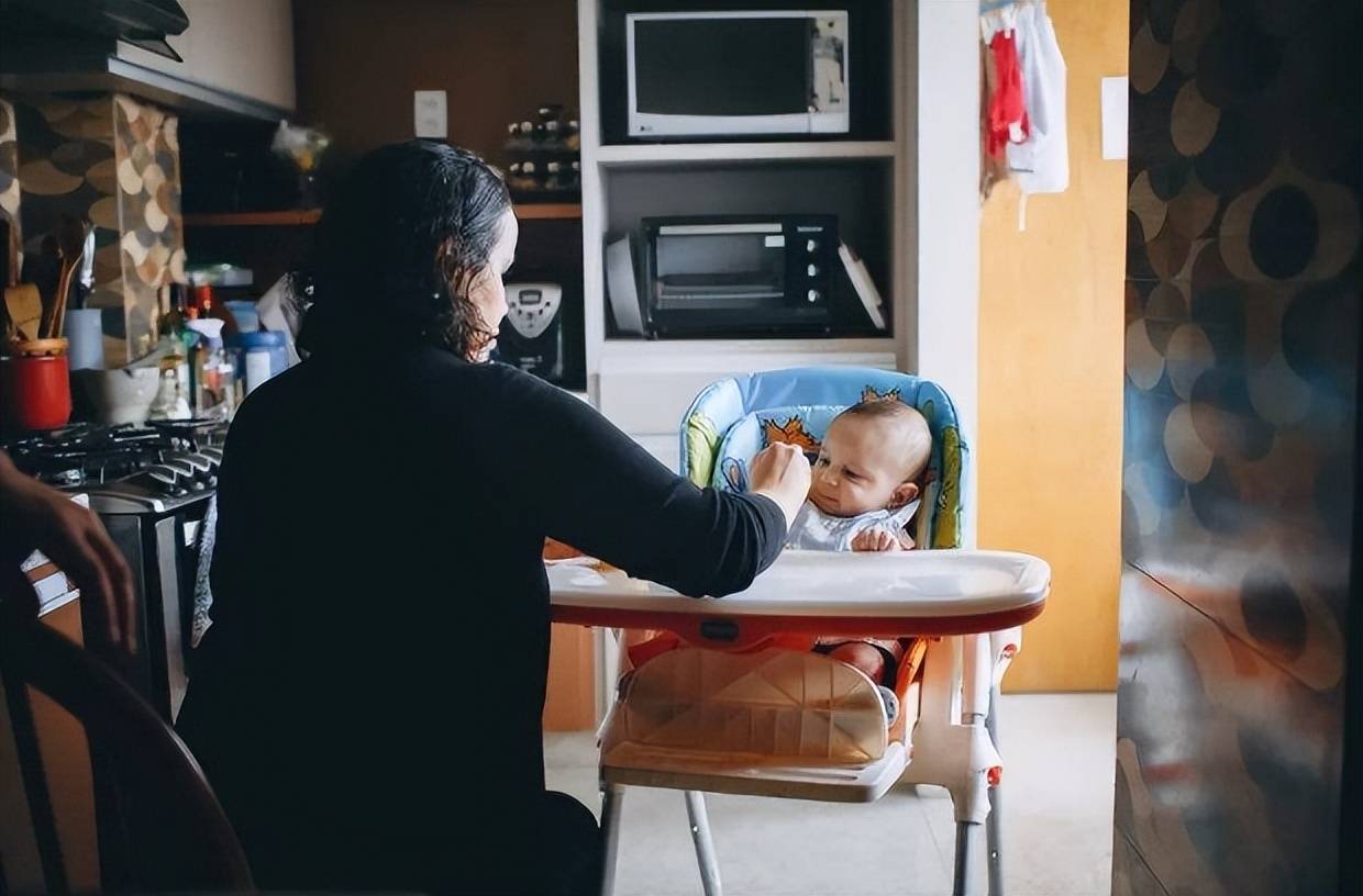 16年,上海保姆被骗到美国成女奴,被迫学狗爬行,受到非人待遇