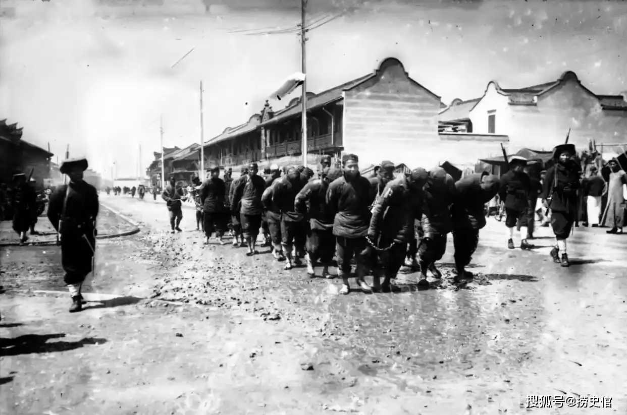 老照片，1920年上海提篮桥监狱，洋囚犯与中国囚犯待遇有什么区别？