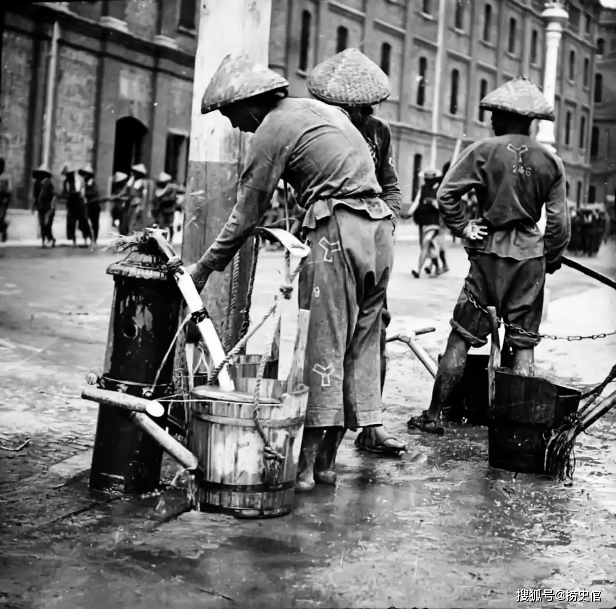 老照片，1920年上海提篮桥监狱，洋囚犯与中国囚犯待遇有什么区别？