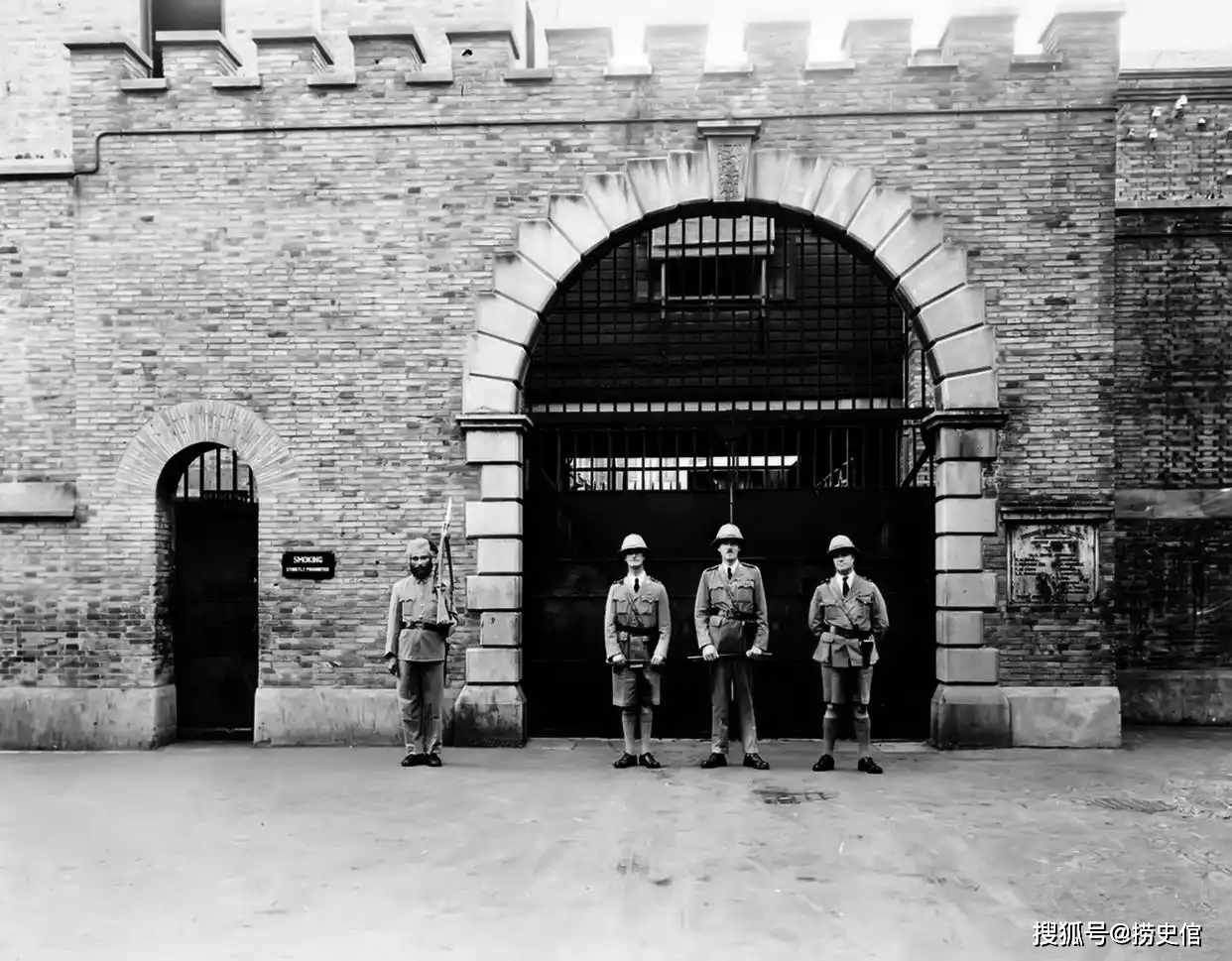 老照片，1920年上海提篮桥监狱，洋囚犯与中国囚犯待遇有什么区别？