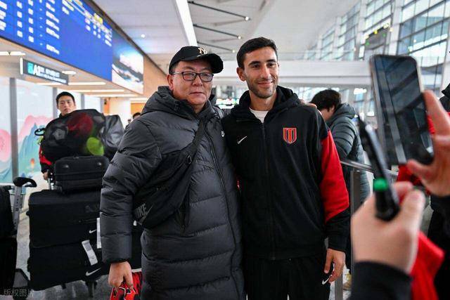 德转宣！成都蓉城已签下上港主力右后卫，球迷却直言他的水平不行