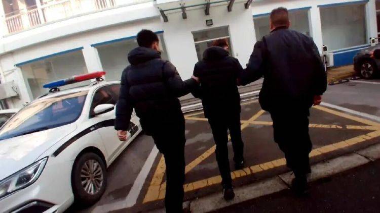 装有83克黄金的包裹,收件地址是停车场?上海警方让快递员暂缓配送……