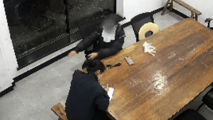 “我心里好难过!”远嫁女子在浙江一派出所哭着请求陌生辅警拥抱,一抱就是24分钟!网友:胜过千言万语