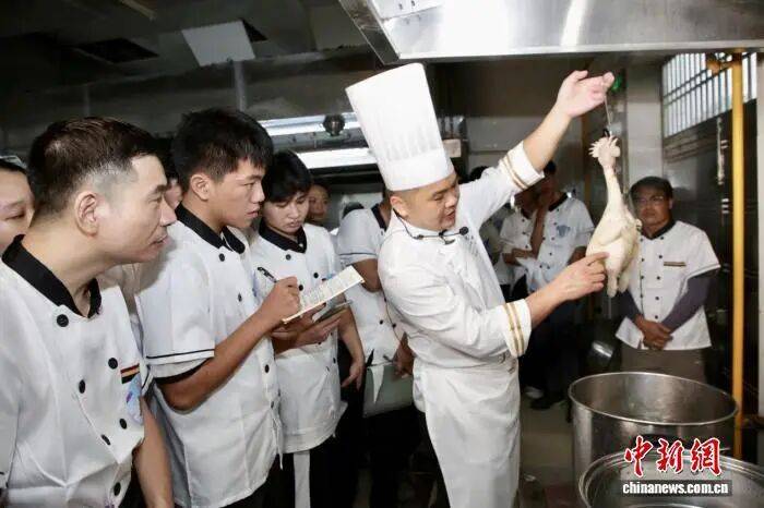 老板劝退“别来吃”的顺德鸡煲店,逼着广东文旅去斩鸡